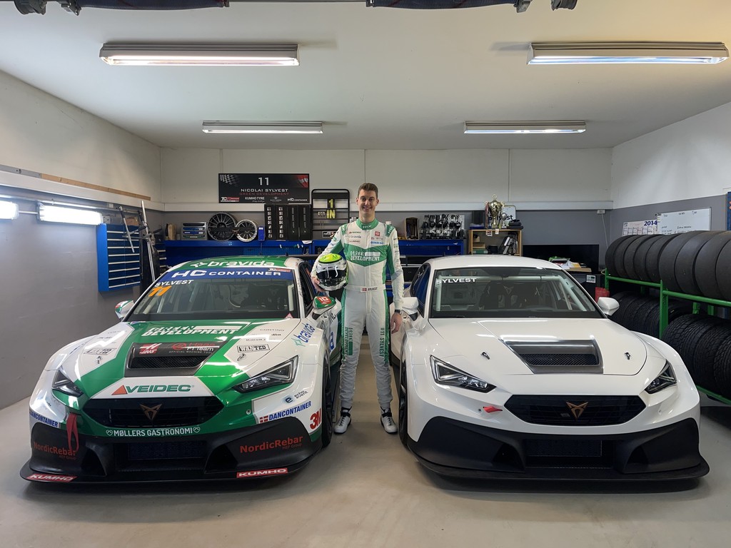 Der står nu to TCR-racerbiler hos Green-Development
(Foto: Green-Development)